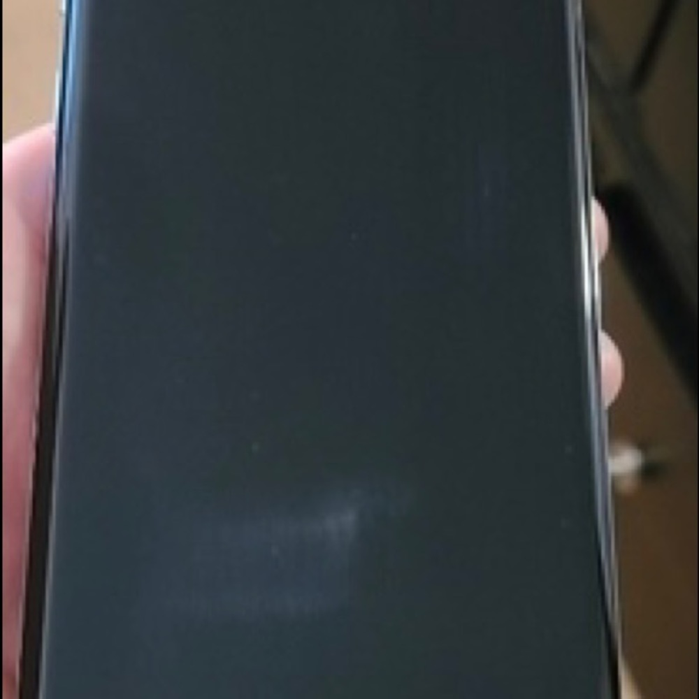 Samsung Galaxy S10 like new come with headset & charger - Picture 8 of 9